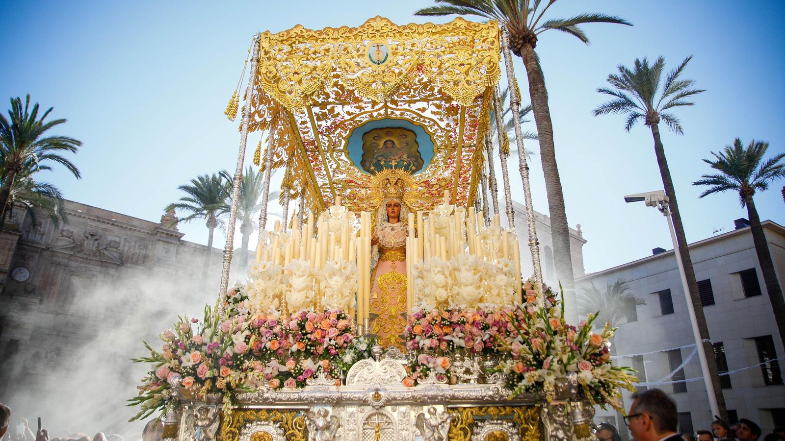 Vea la salida de la Hermandad de Los Ángeles de la Catedral de Almería