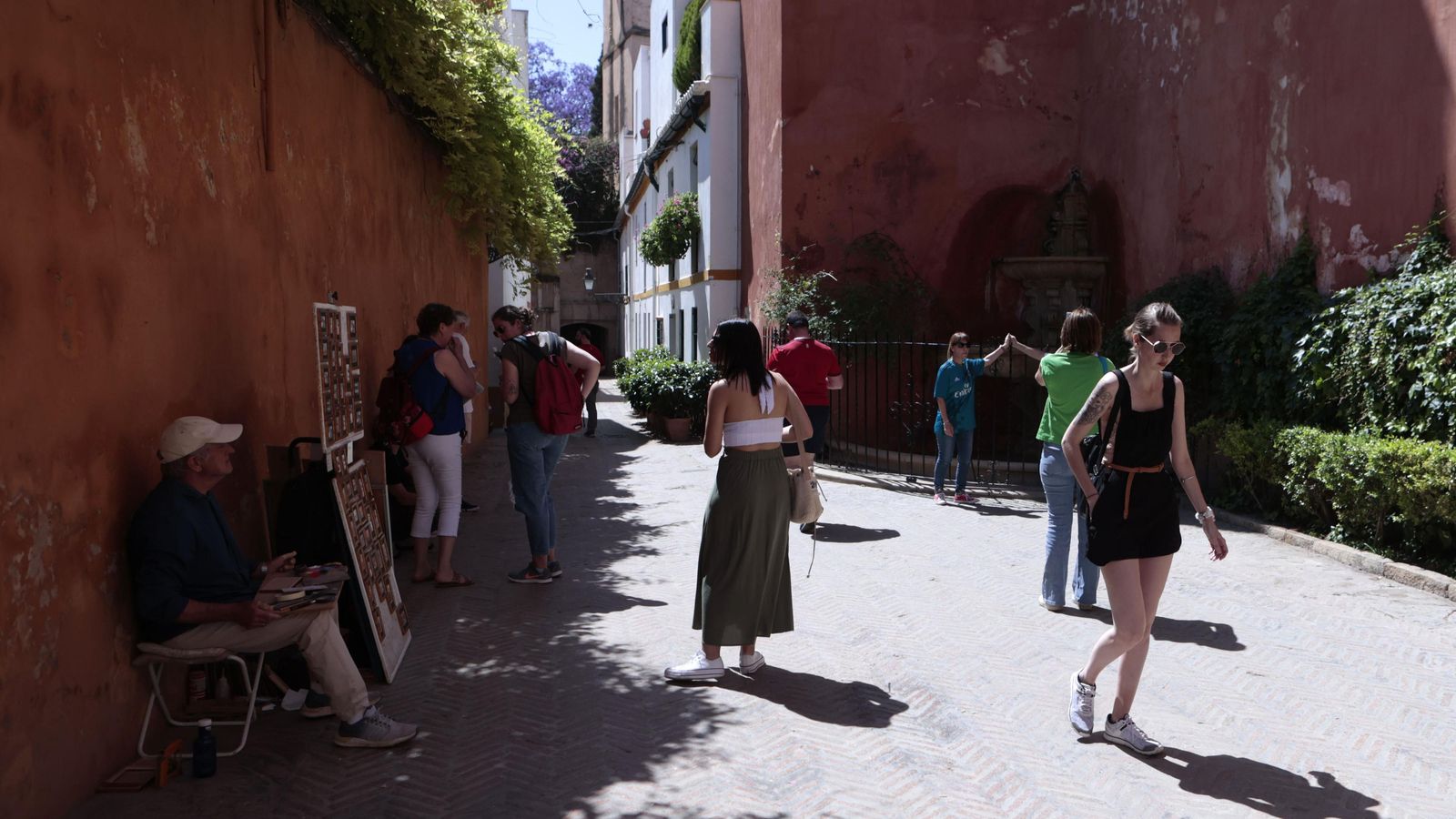 Turistas se hacen fotos en uno de los espacios más reconocidos del barrio de Santa Cruz.