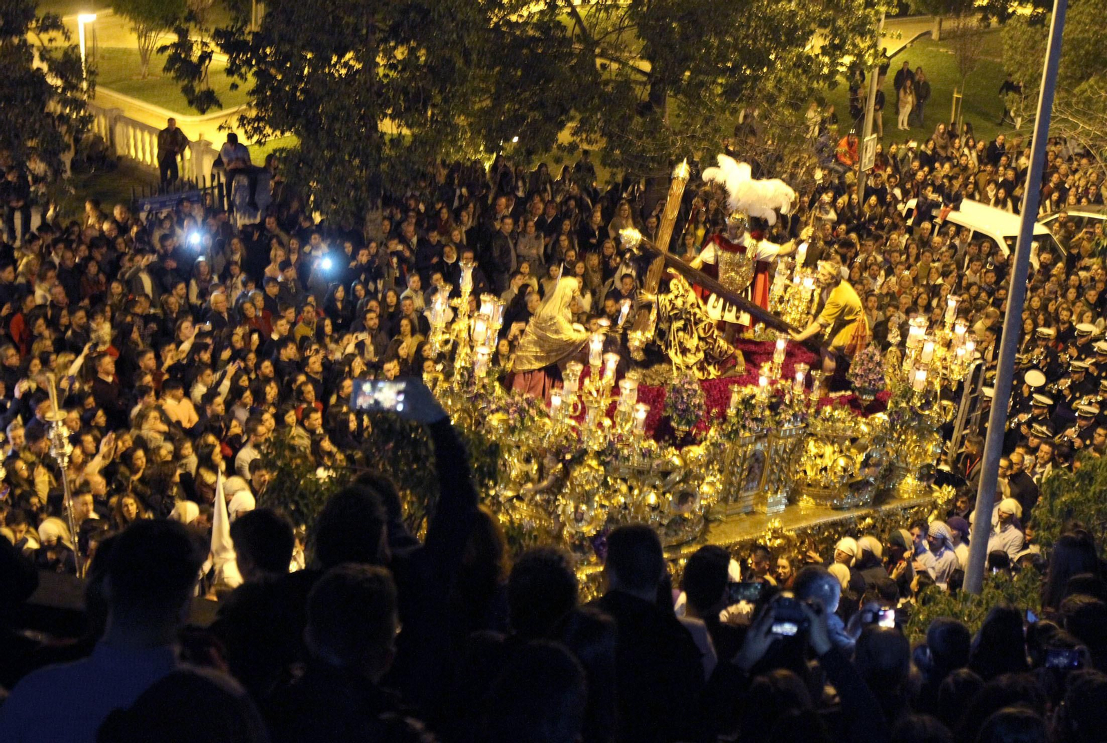Imágenes de la subida del Cristo de las Tres Caídas