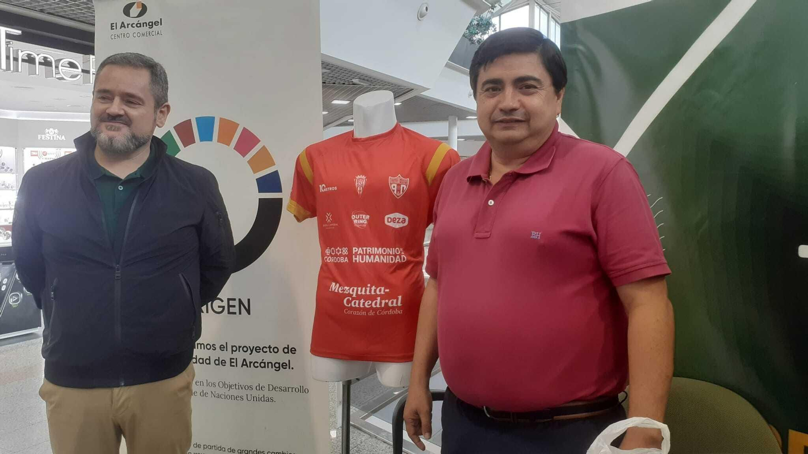 José García Román (a la derecha) presenta la camiseta del décimo aniversario del Córdoba Futsal.