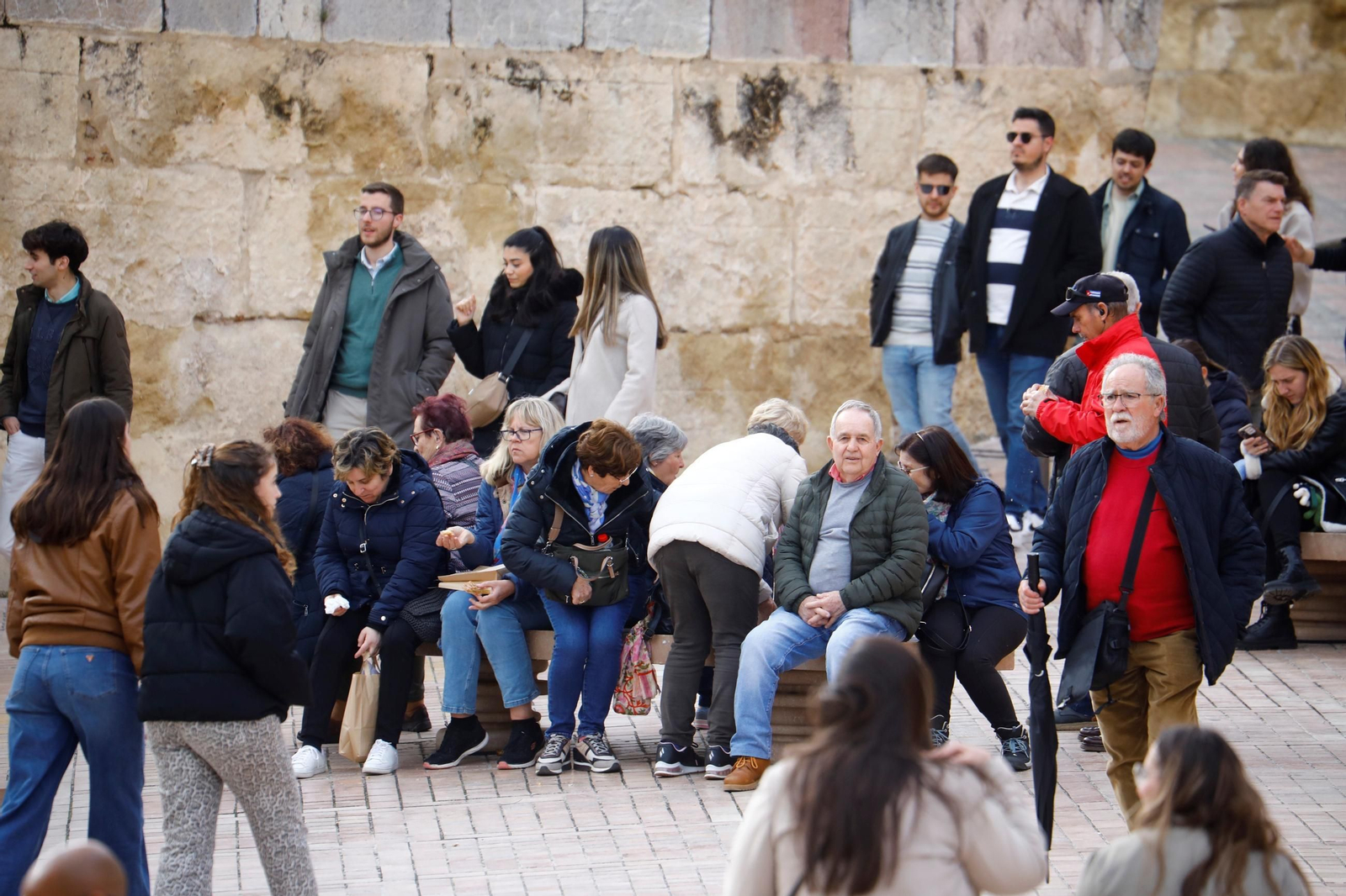 Los cordobeses se echan a la calle en un sábado soleado y sin lluvia, en imágenes