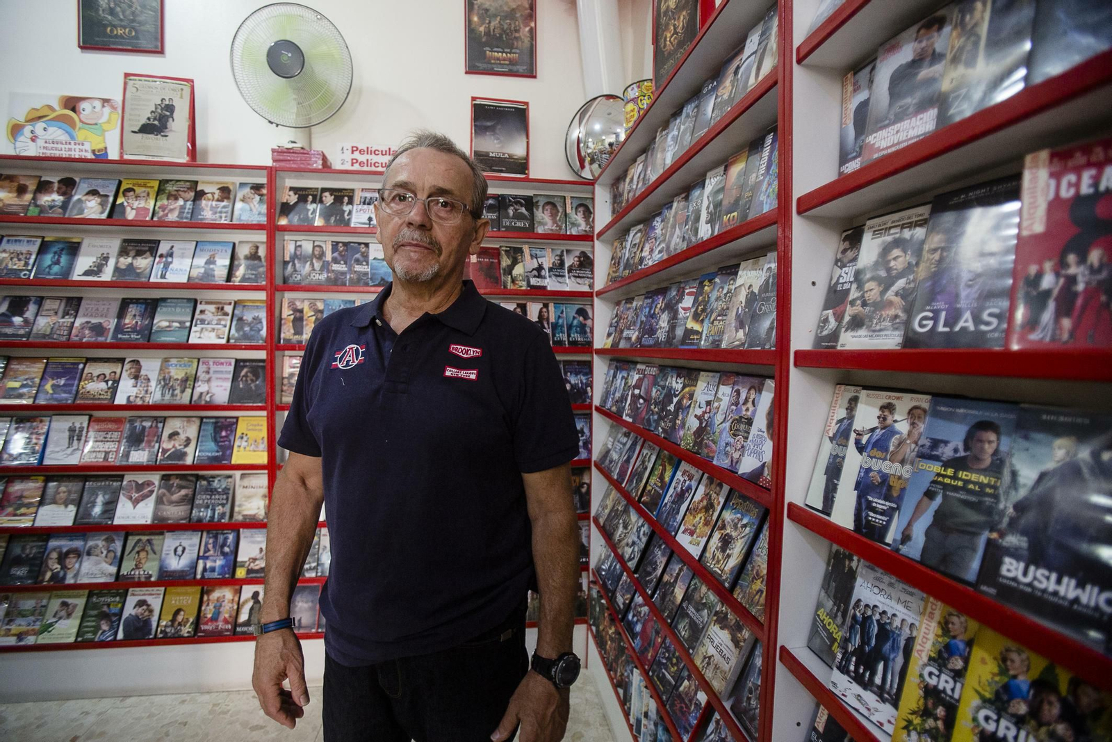 Juan Díaz, propietario de Mundo Video del barrio de Astilleros.