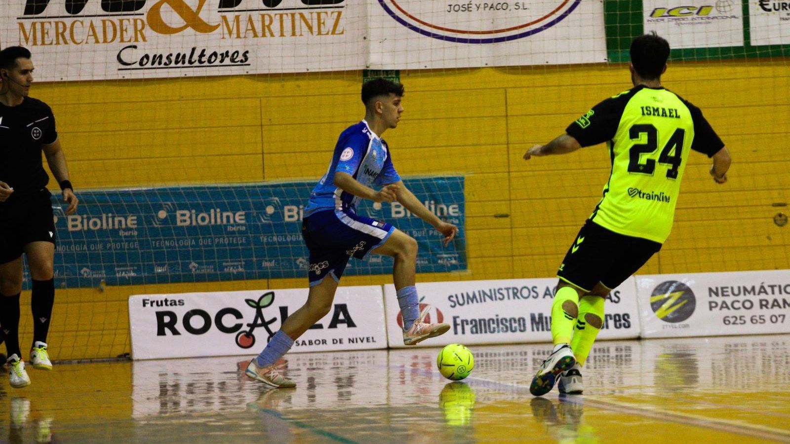 Un jugador celeste conduce el balón ante la presión de un rival durante el último encuentro disputado en el campeonato liguero.