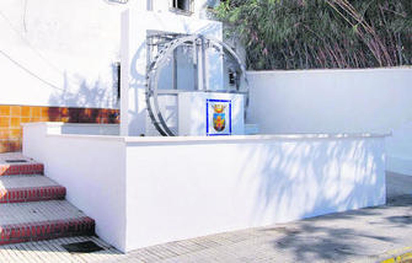 Vista de la fuente, en forma de antigua noria, que se ha creado en la calle Jardines.