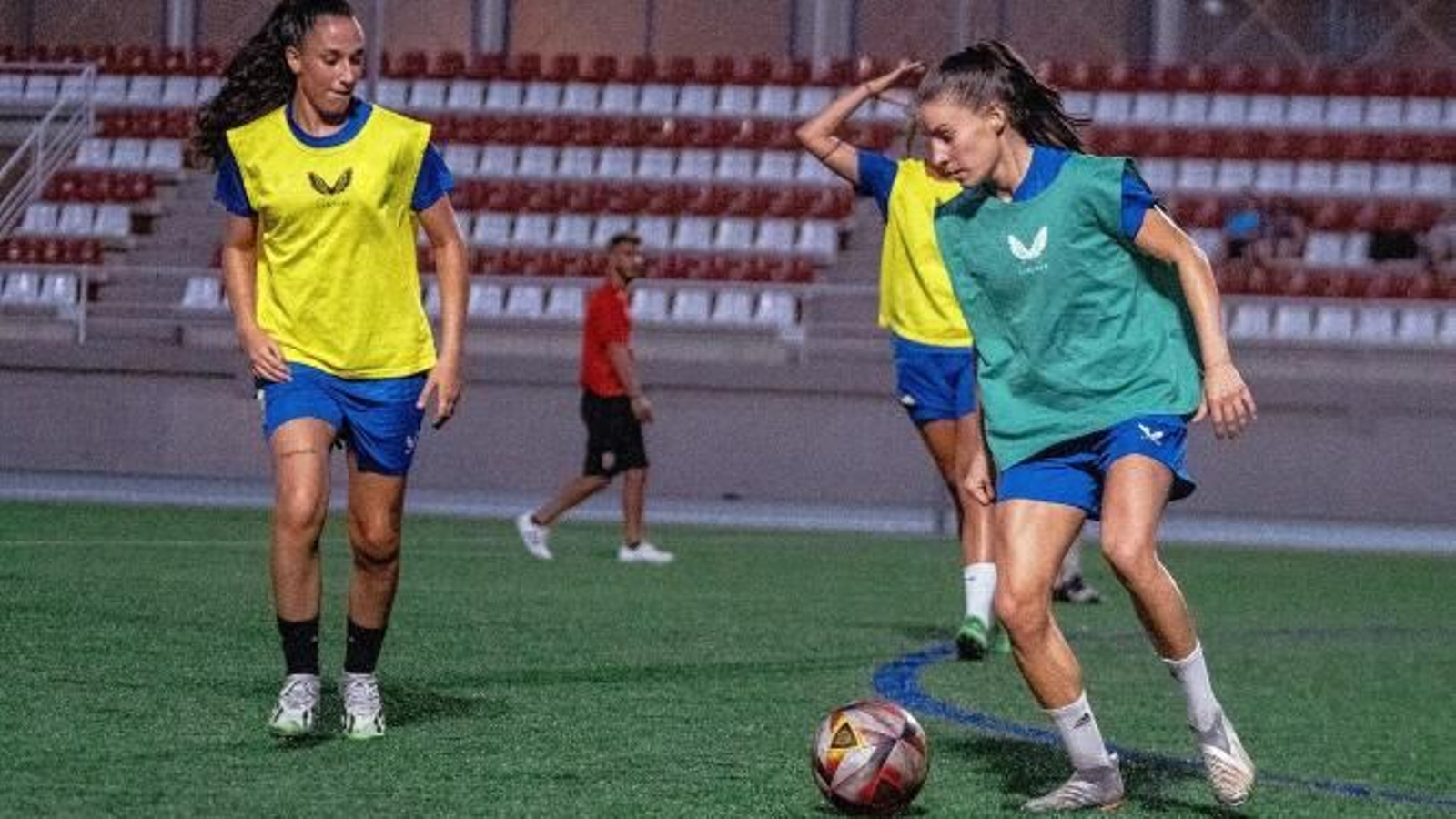 Jessi maneja el esférico en uno de los entrenos vespertinos del equipo.