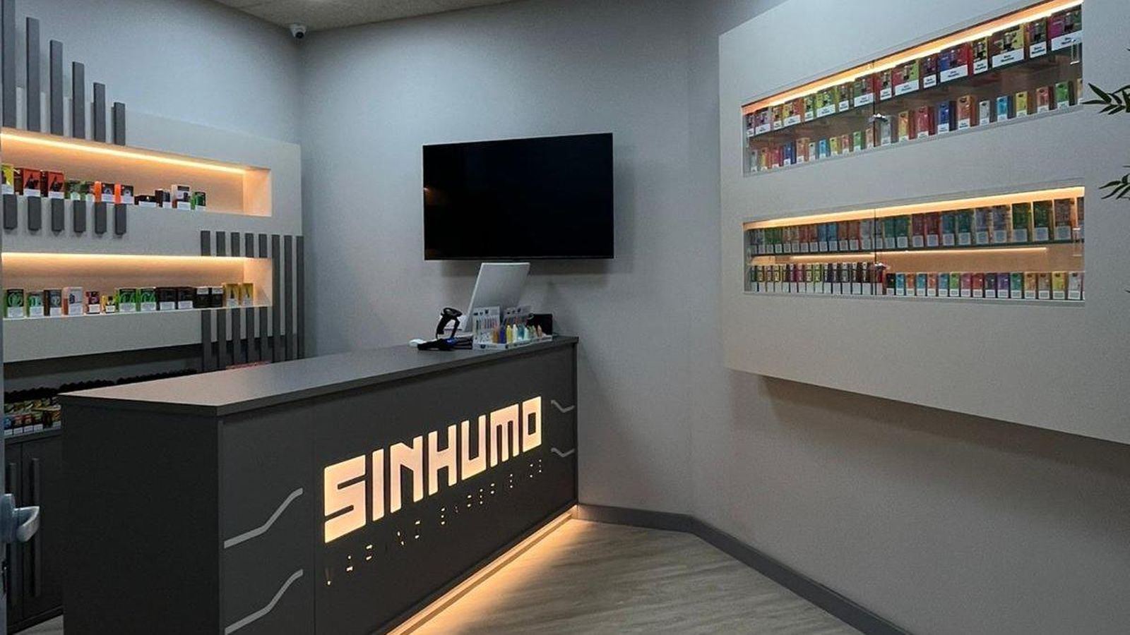 Interior de la tienda Sinhumo del Centro Comercial Holea de Huelva.