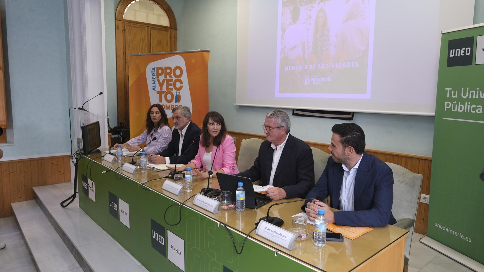 La presentación se celebró en el salón de actos de la UNED en Almería La presentación se celebró en el salón de actos de la UNED en Almería