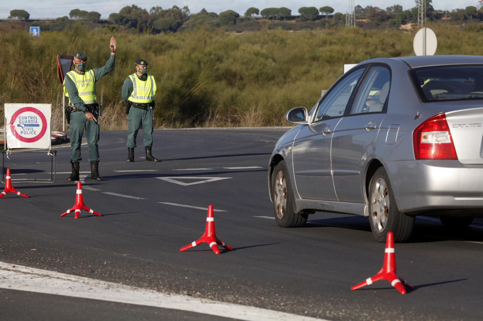 Controles de la Guardia Civil en los accesos a la costa de Huelva