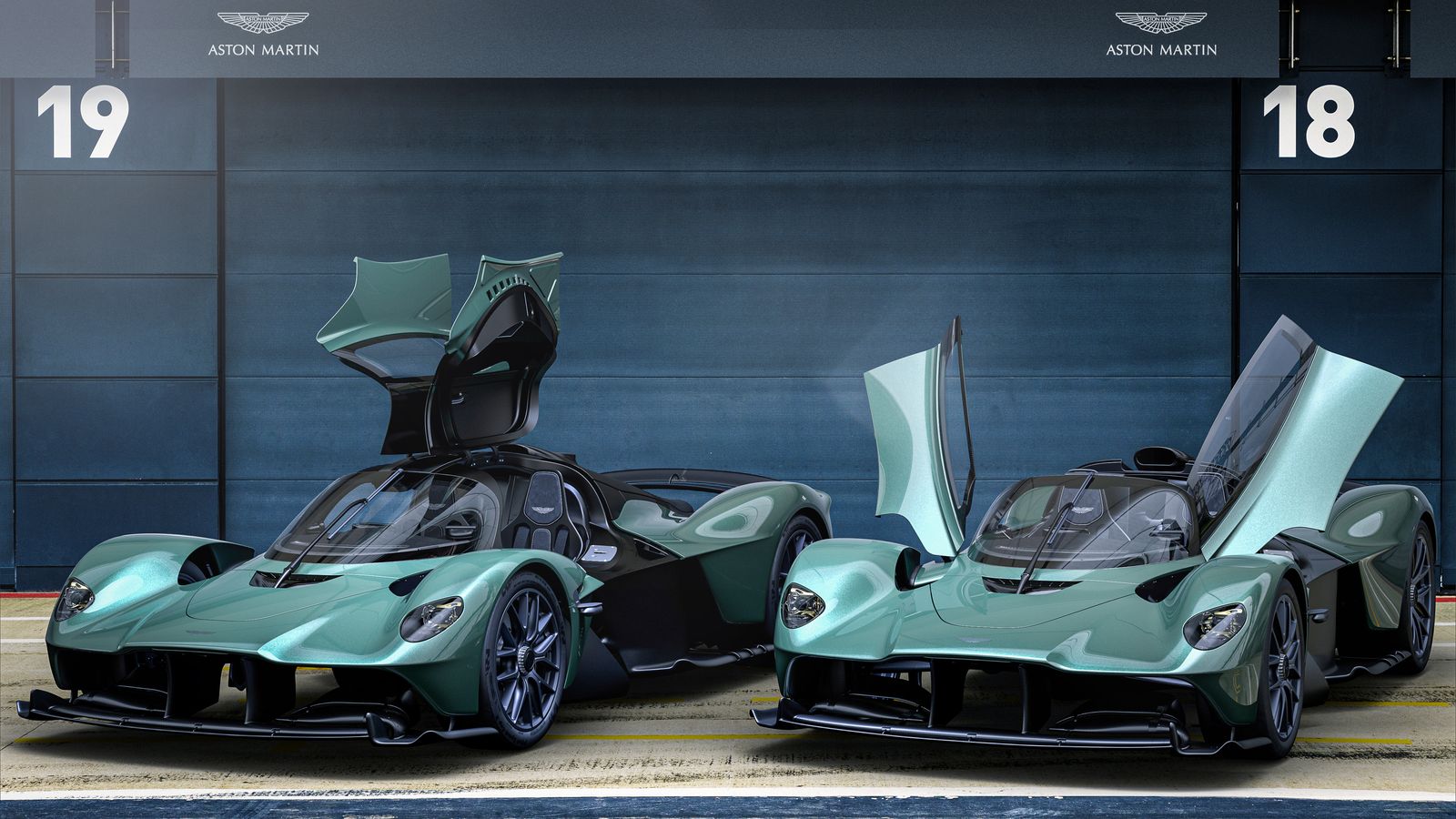 Aston está decida a hacer historia con el Valkyrie, un espectacular coche que promete una experiencia de conducción única también en su versión Spider (a la derecha).