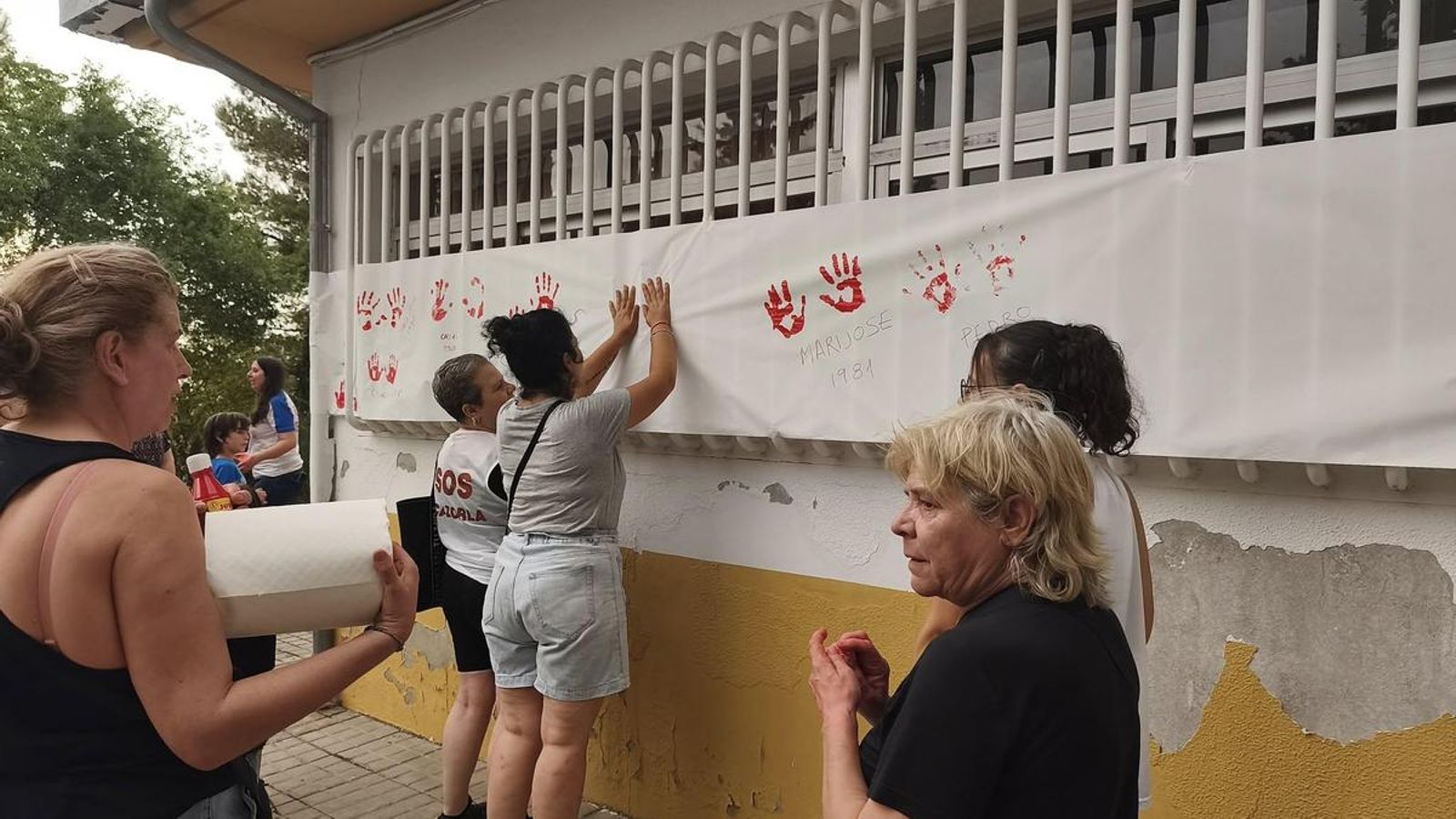 Vecinas de Cazorla dejan sus huellas en el vendaje del centro de salud.