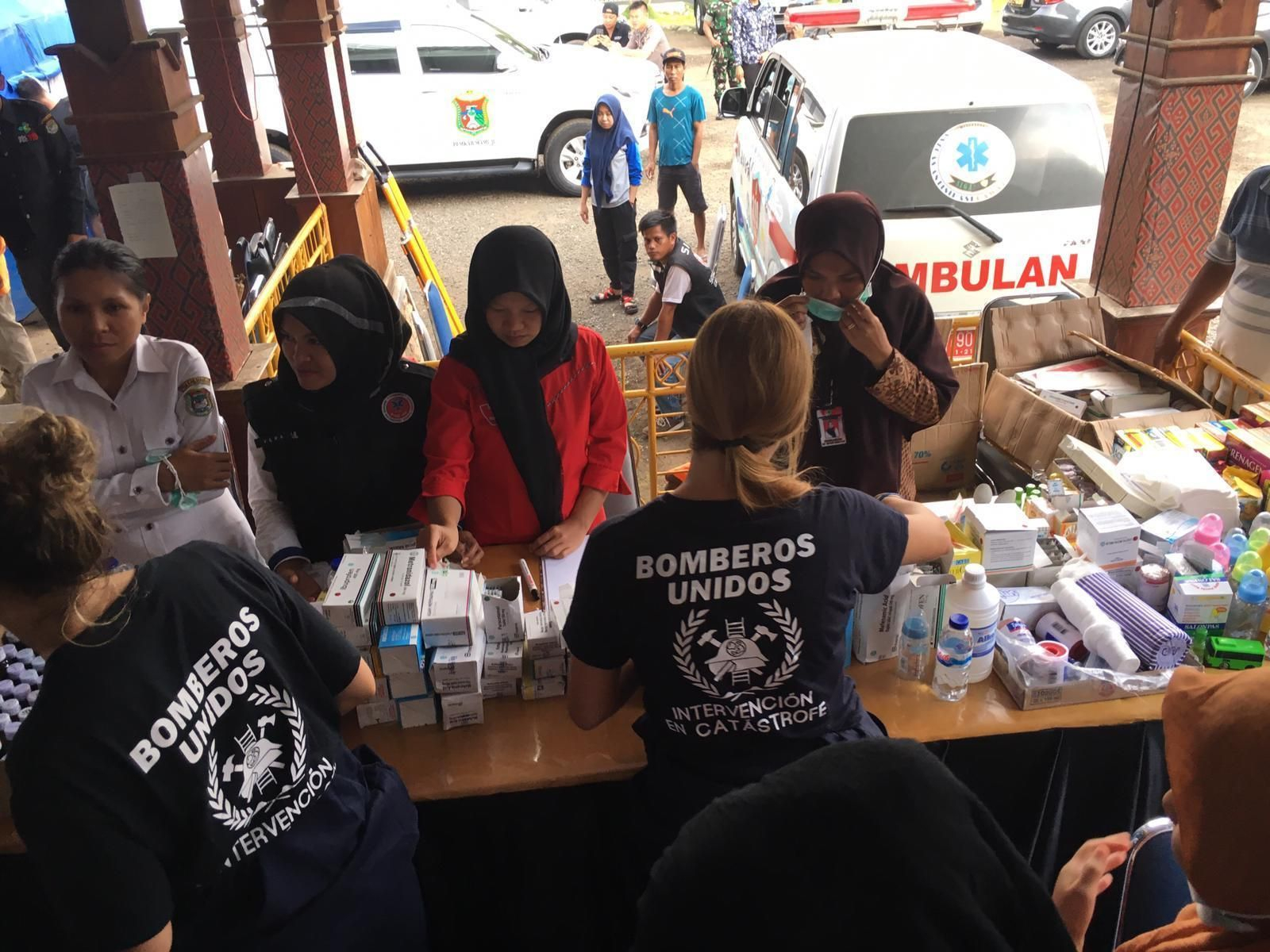 Ayuda a la población local.