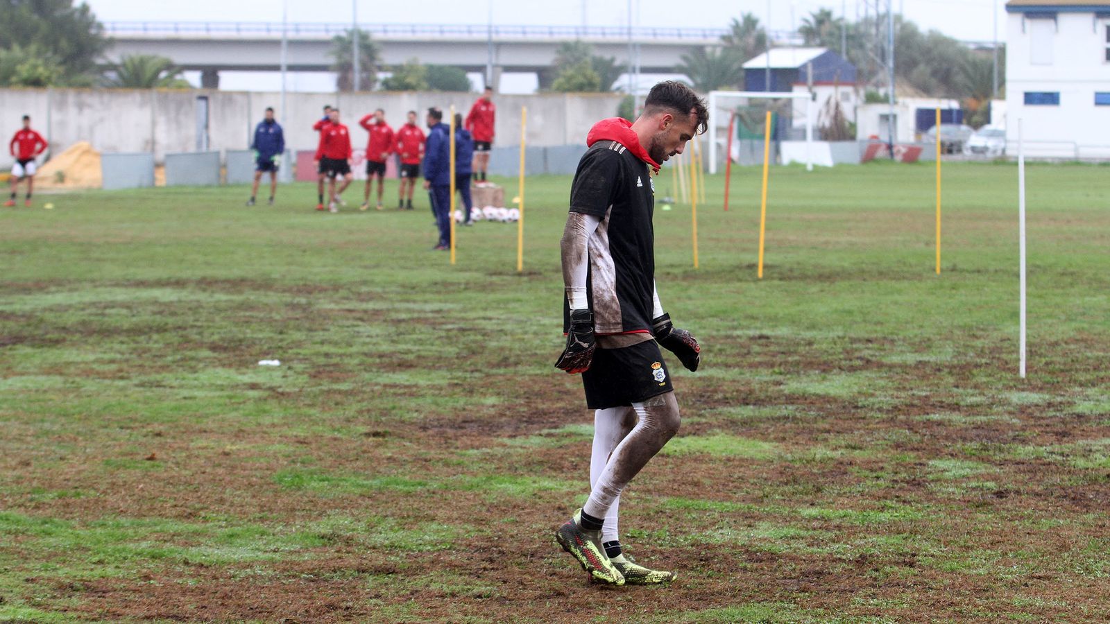 Marc Martínez mira con resignación al césped.