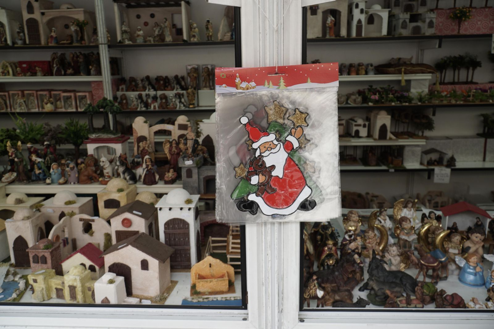 Adornos navideños en los escaparates