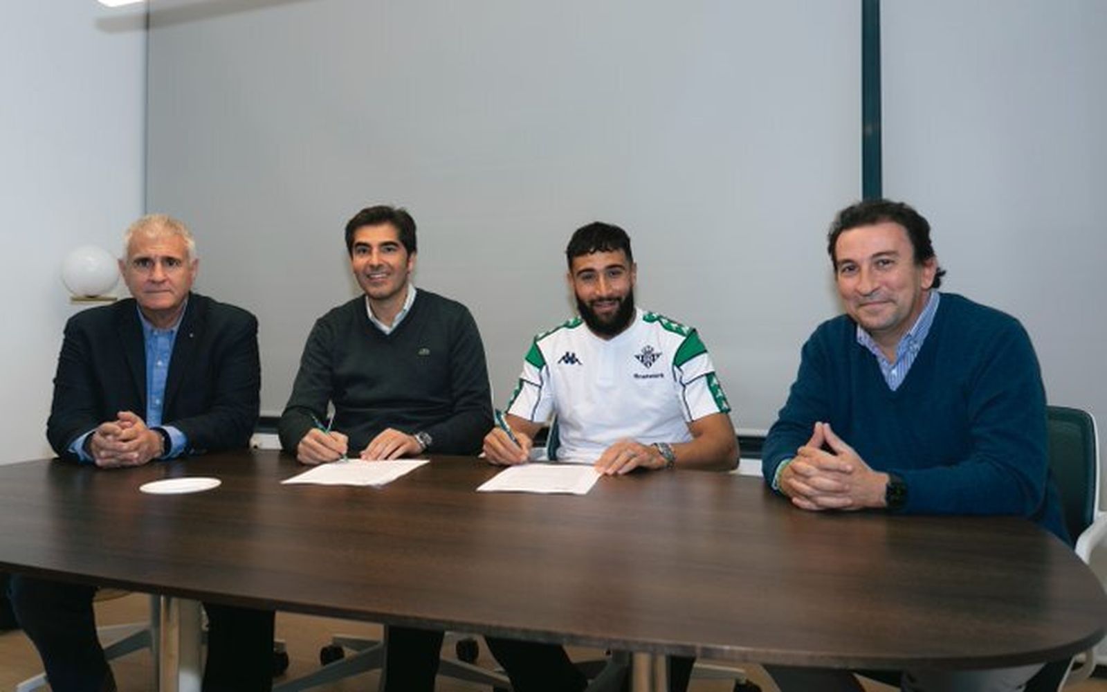 Cordón, Haro, Fekir y Catalán, en el momento de la firma del nuevo contrato.