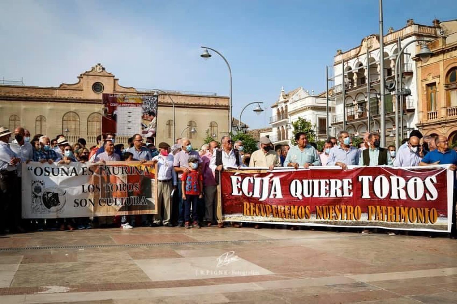 jaime ruiz pigne Varias pancartas presidieron la concentración en la Plaza de España de Écija.