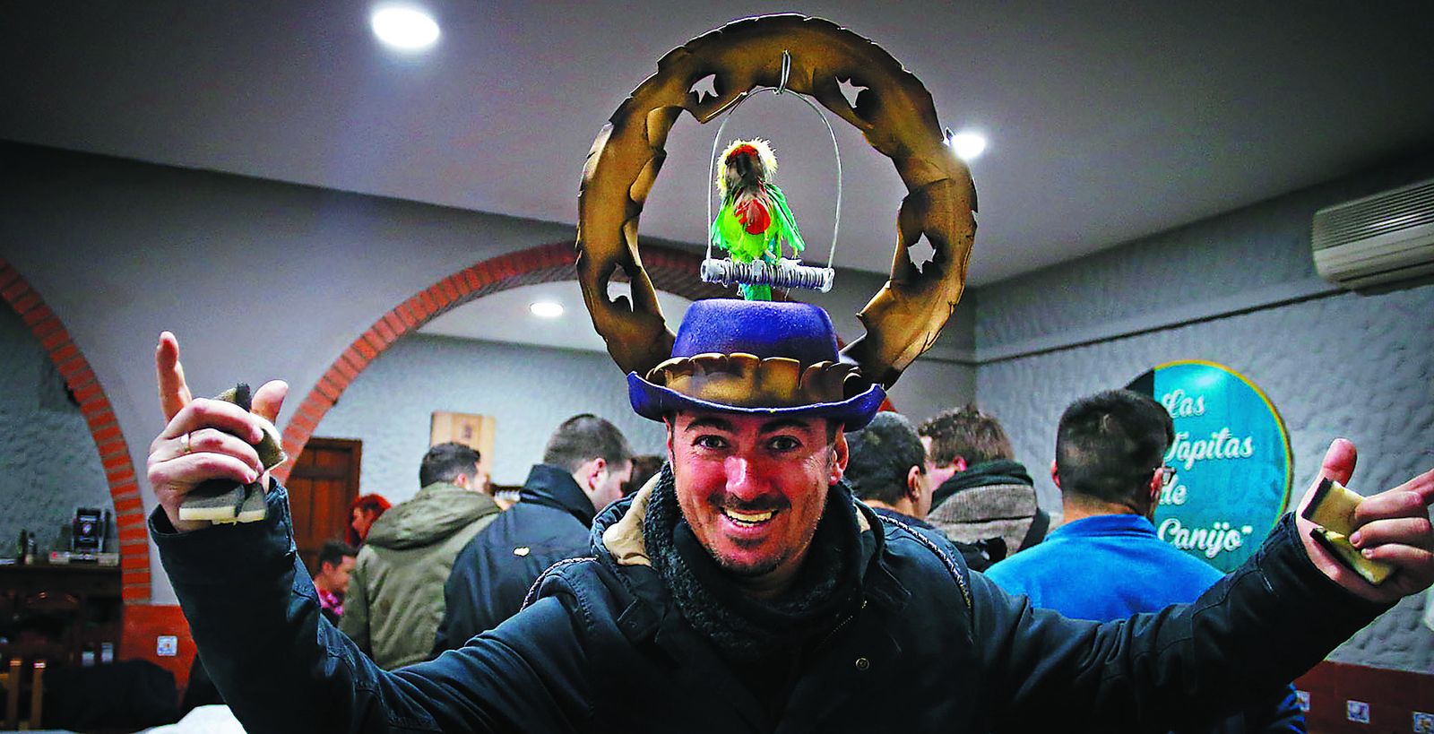 Uno de los chirigoteros convertidos en todo un fan de 'Los santos'.