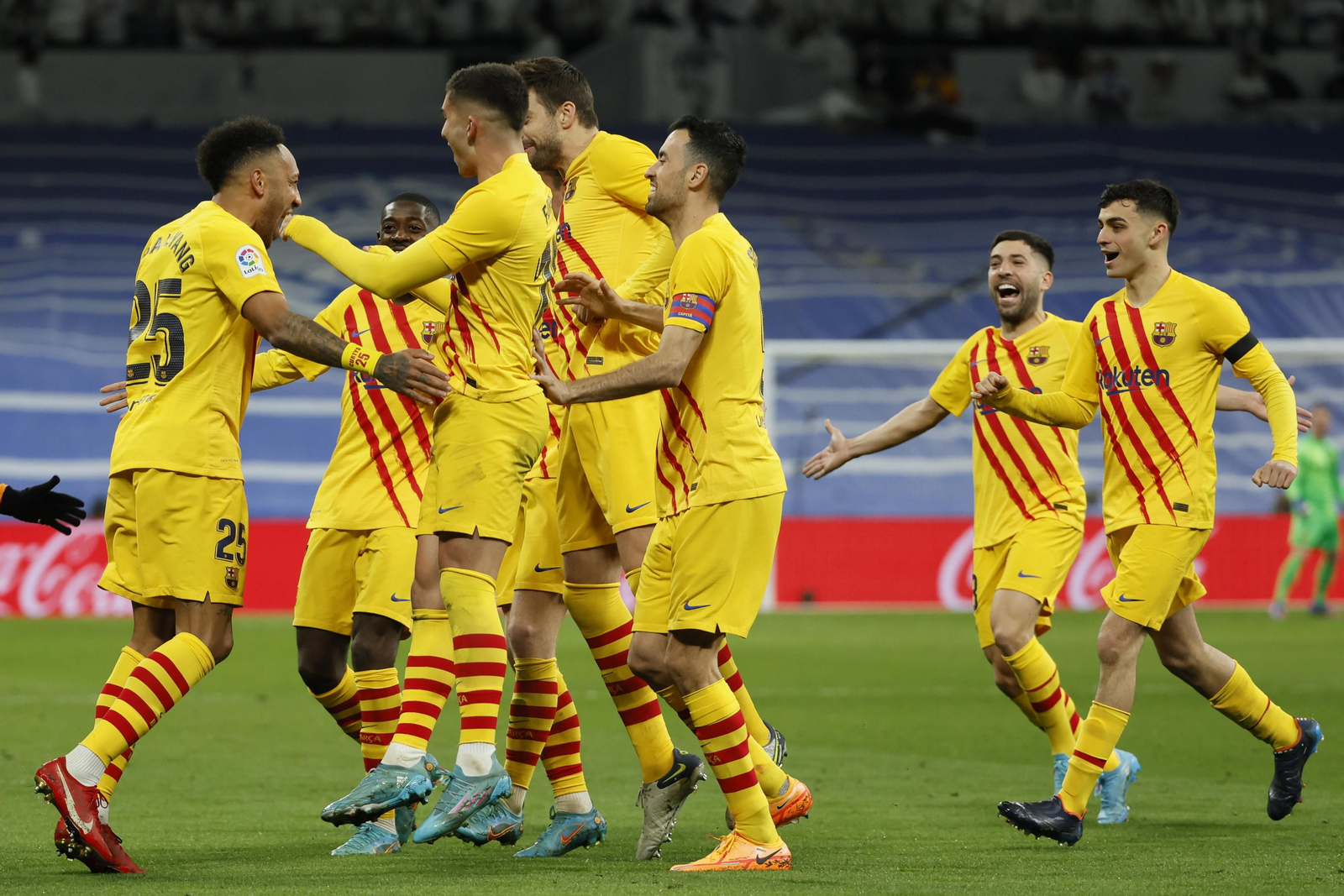 Los jugadores del Barcelona celebrando el segundo gol de Aubameyang, el cuarto de los culés, en el partido ante el Real Madrid en el Santiago Bernabéu.