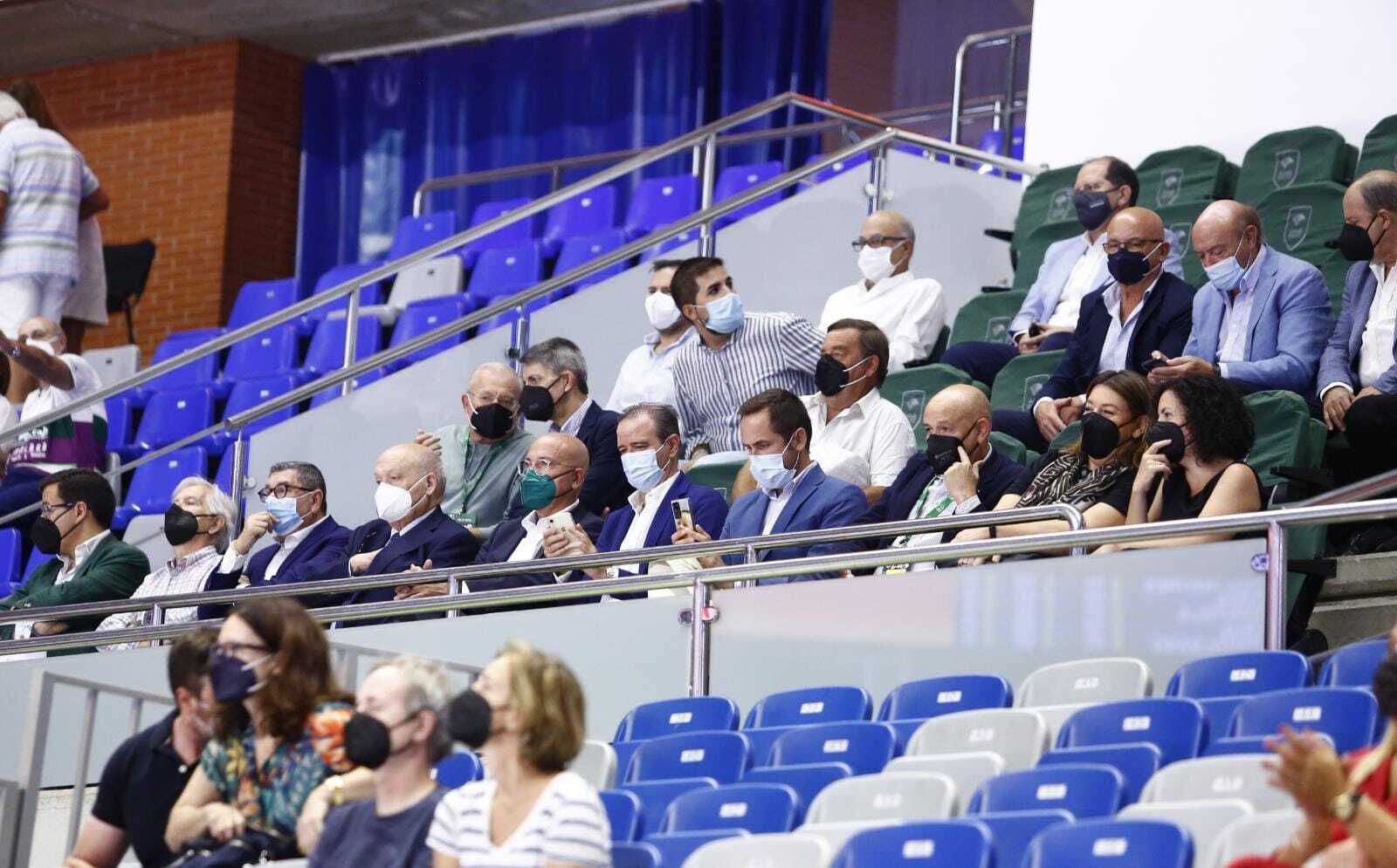 Manuel Azuaga, a la izquierda en la segunda fila.