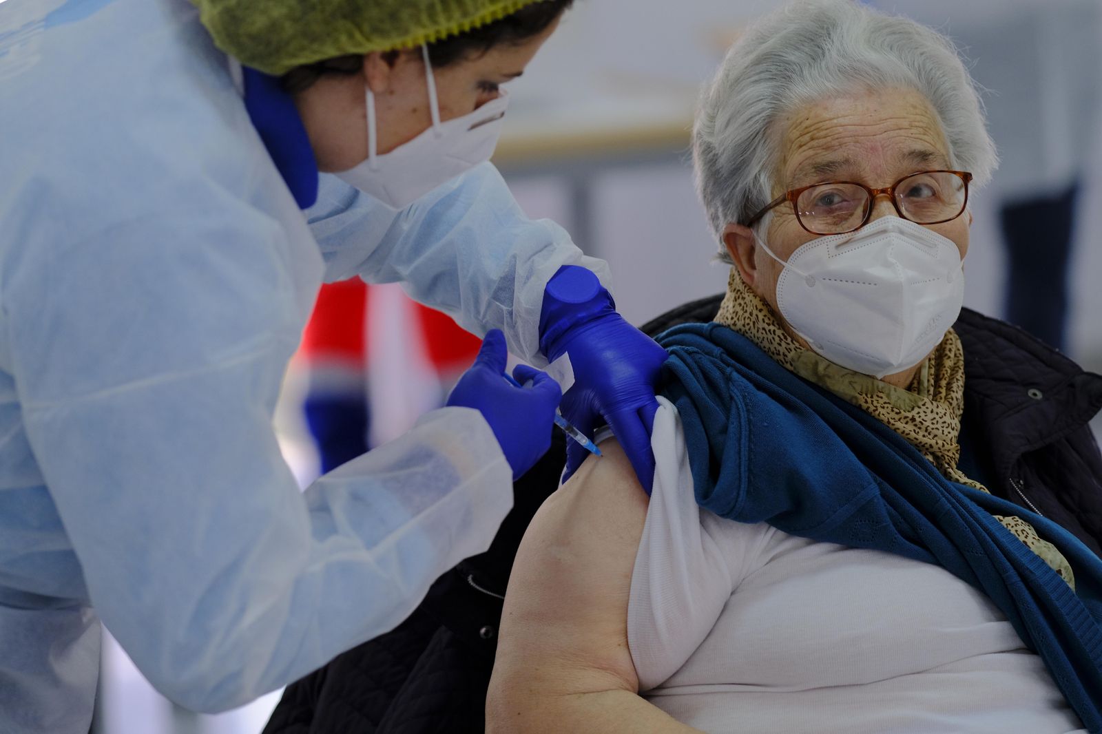 Una vecina de Ronda recibe la vacuna en el centro de mayores.