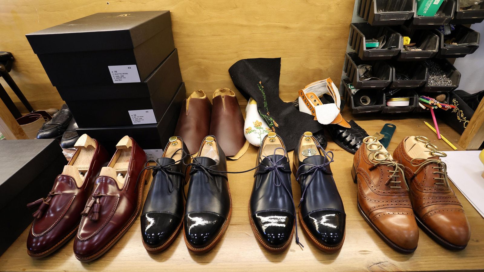 Imagen de algunos de los zapatos artesanos elaborados en la tienda de Zambrana.