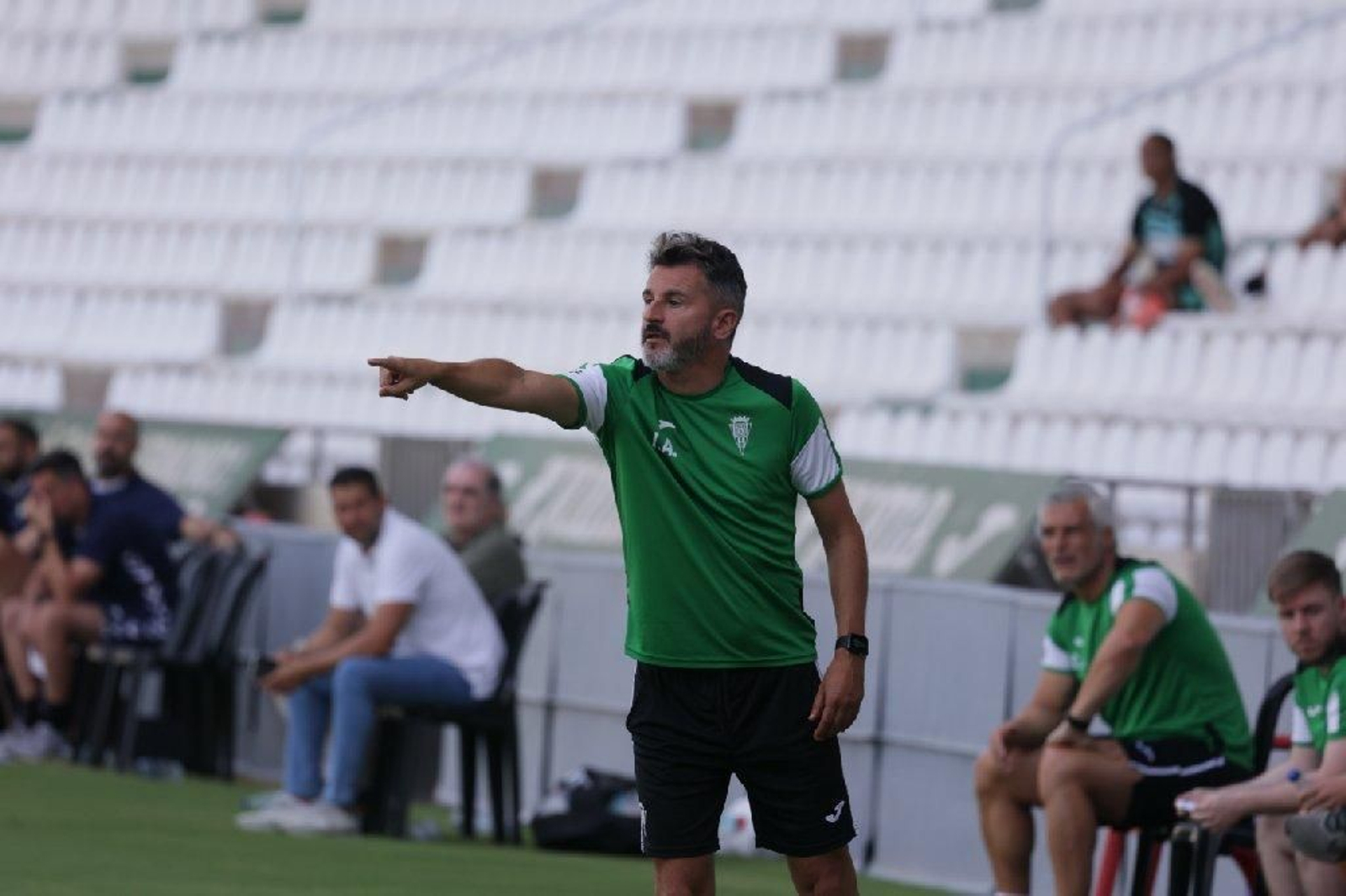 Iván Ania da indicaciones durante el Córdoba CF - Betis Deportivo.