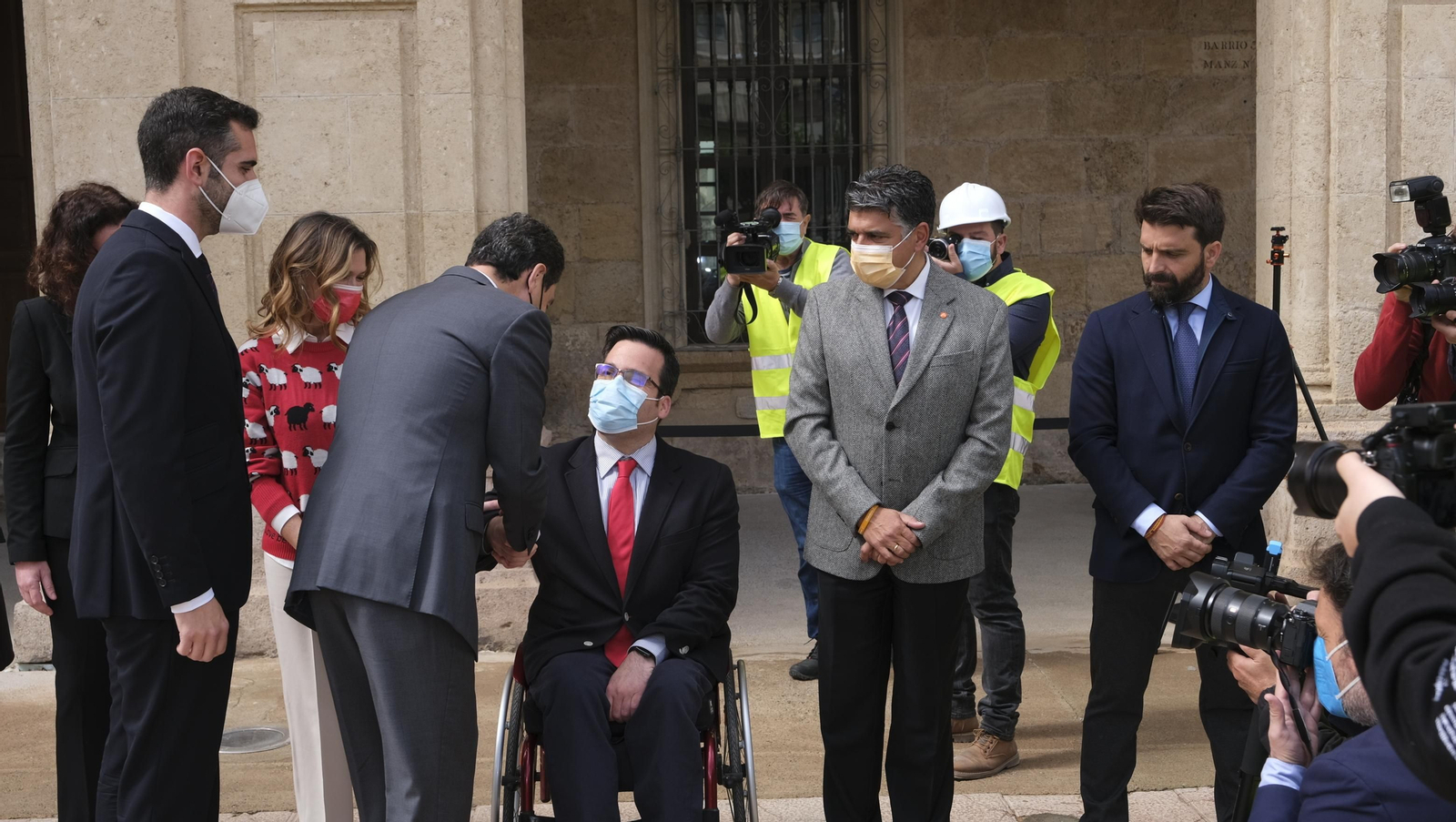 Fotogalería de la visita de Juanma Moreno a las obras del Ayuntamiento de Almería.