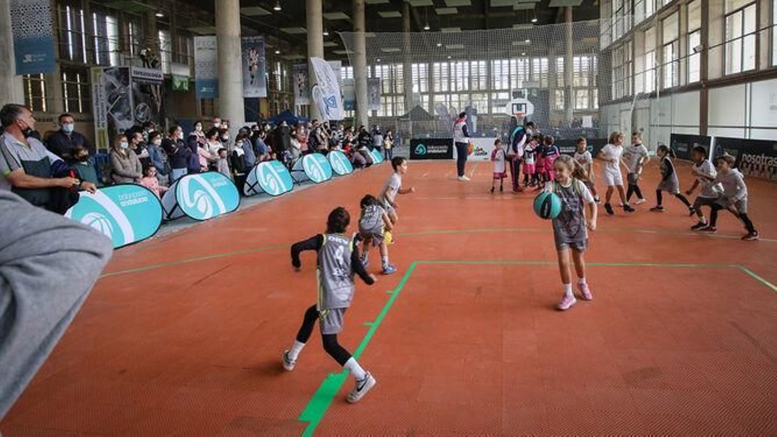 Niños jugando al baloncesto en la I Feria del Deporte y la Vida Sana de Ifeca.