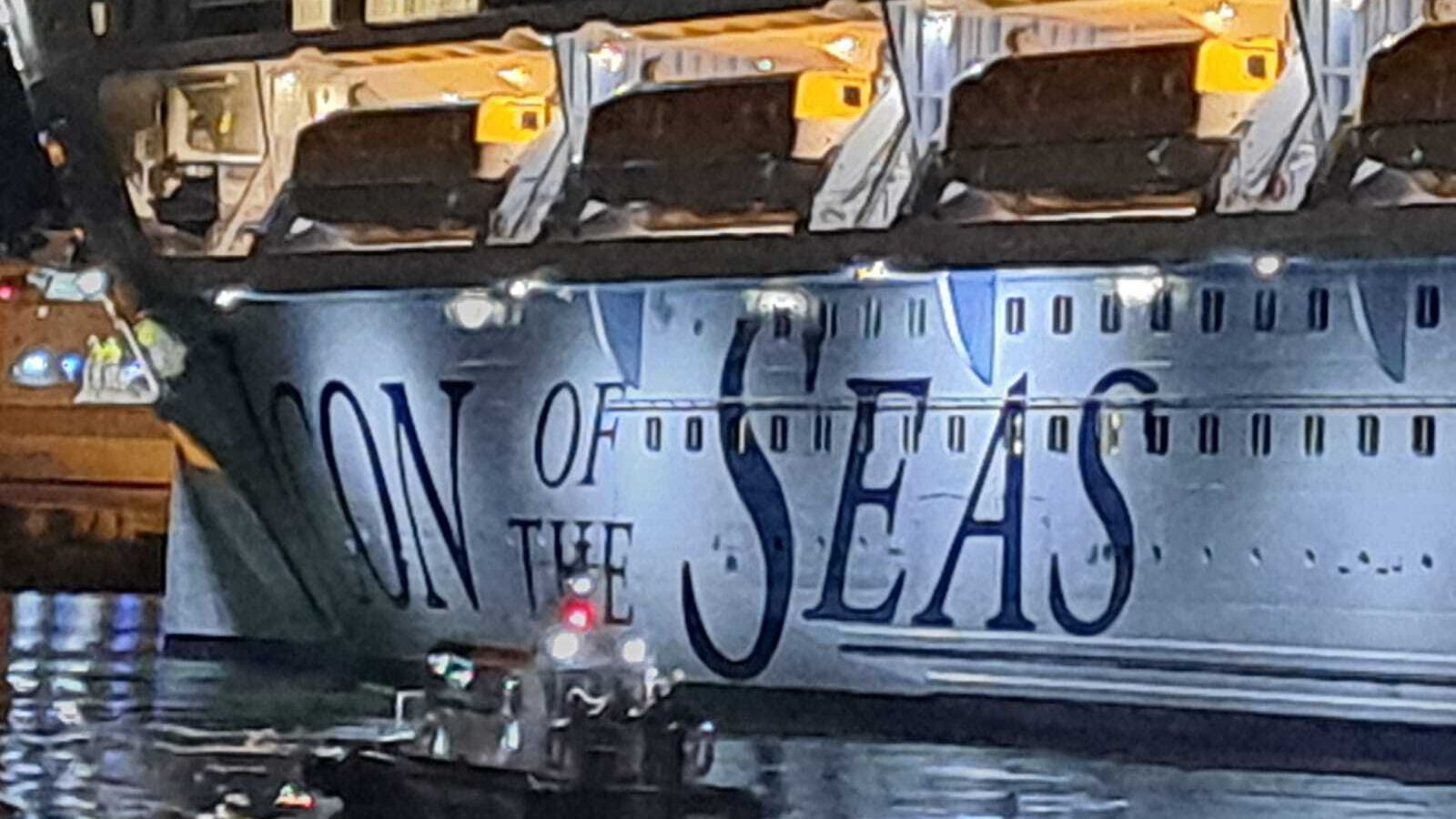 El Icon of the Seas abandonó el puerto de Cádiz con la ayuda de los prácticos, remolcadores y amarradores del puerto de Cádiz