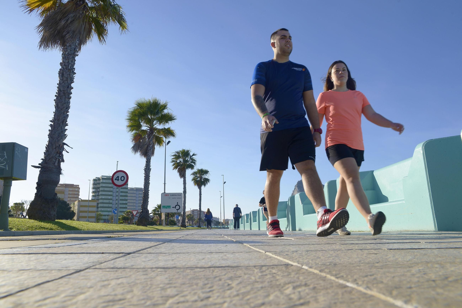 Una pareja camina por el Paseo Marítimo de La Línea. Una pareja camina por el Paseo Marítimo de La Línea.