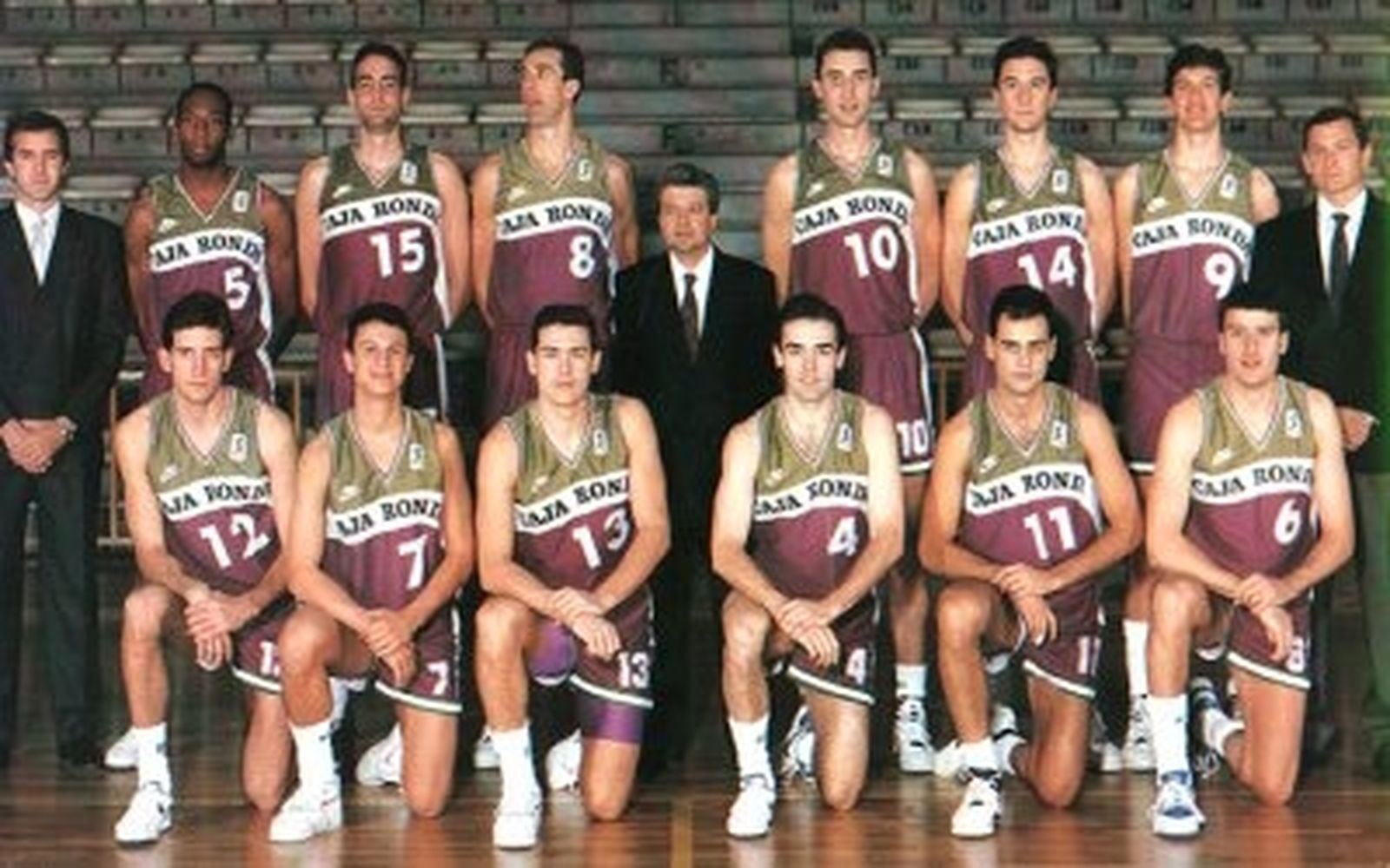 7. Ronald Draper 

No es muy recordado, pero este pívot de Los Ángeles fue el sustituto nada más y nada menos que de Marc Iavaroni cuando el mítico jugador de la NBA tuvo que abandonar el Caja de Ronda de Mario Pesquera y José María Martín Urbano en 1991 por una hepatitis. Sólo llegó a jugar los ocho últimos partidos de aquella temporada, pero calcó los registros que Iavaroni llevaba cuando salió del equipo: 16 puntos y 7,5 rebotes.


Foto: Nacho Rodrigo