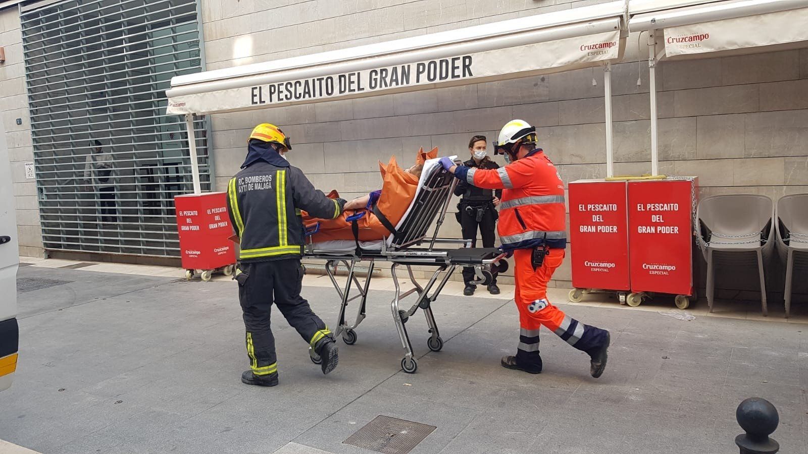 El andamio caído con varios trabajadores en Málaga, en fotos