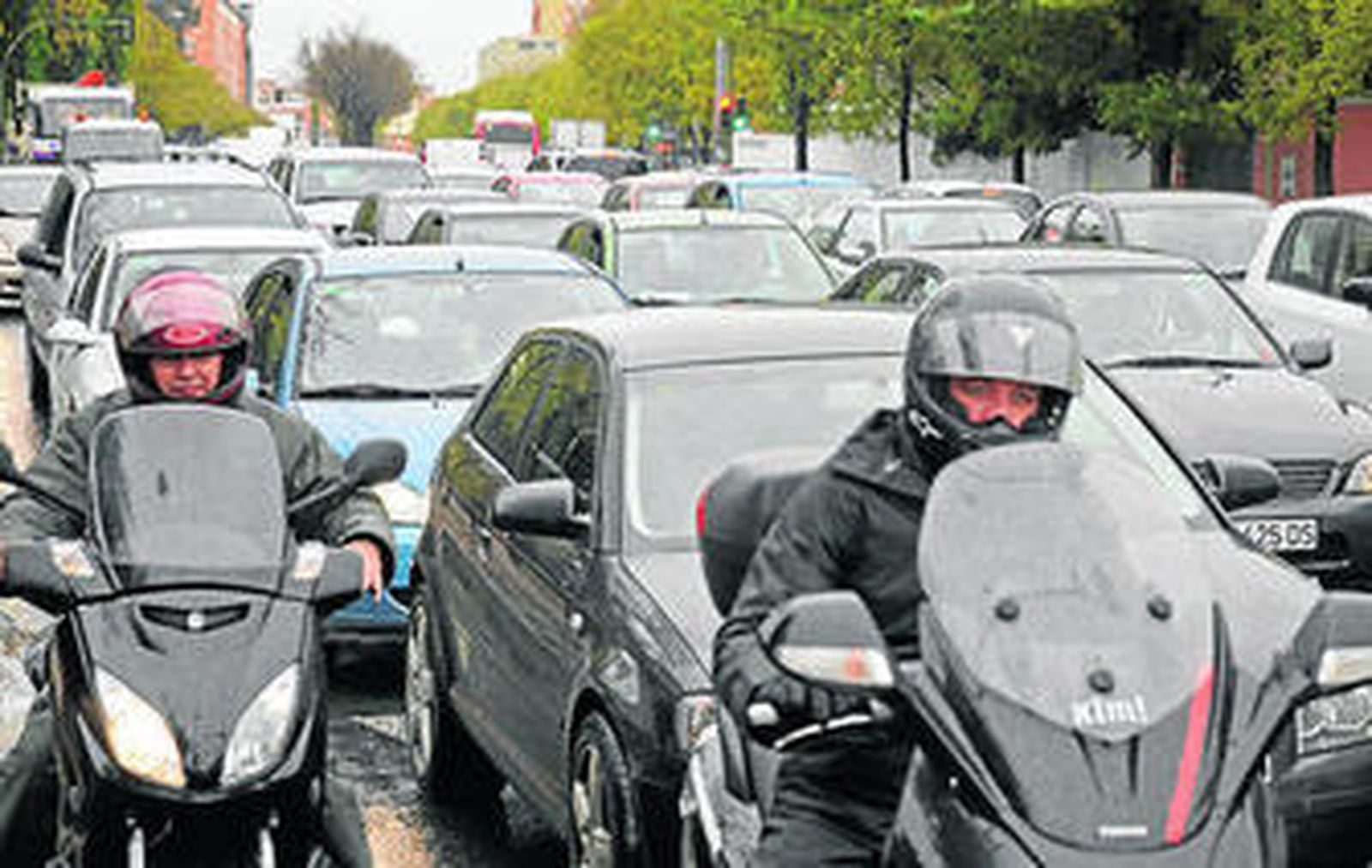 Atasco en Cardenal Bueno Monreal, ayer.