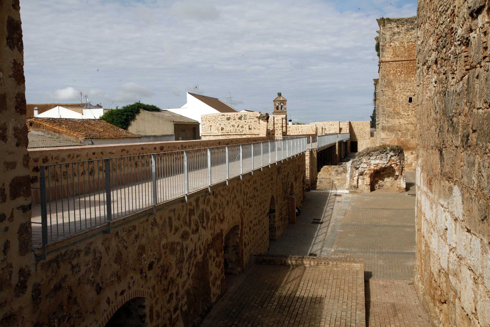 Imágenes de la restauración de la barbacana del castillo de Niebla
