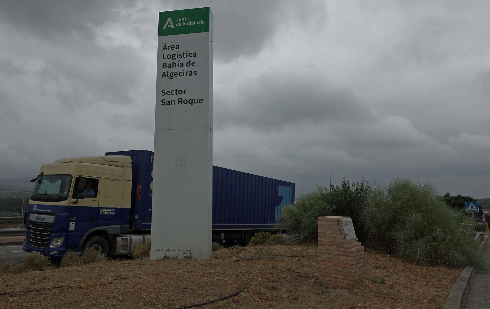 Un camión, en el acceso al sector San Roque del Área Logística Bahía de Algeciras