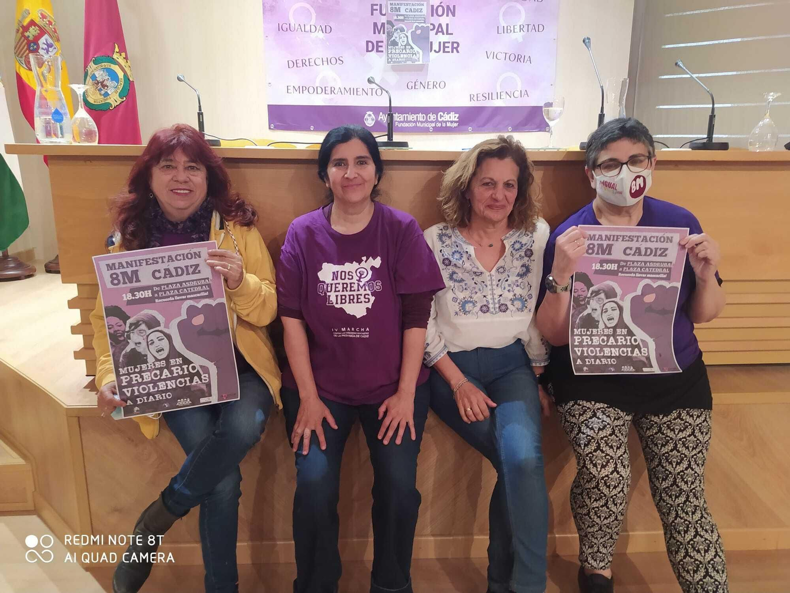 Representantes de la Comisión 8M Cádiz con los carteles de la manifestación.