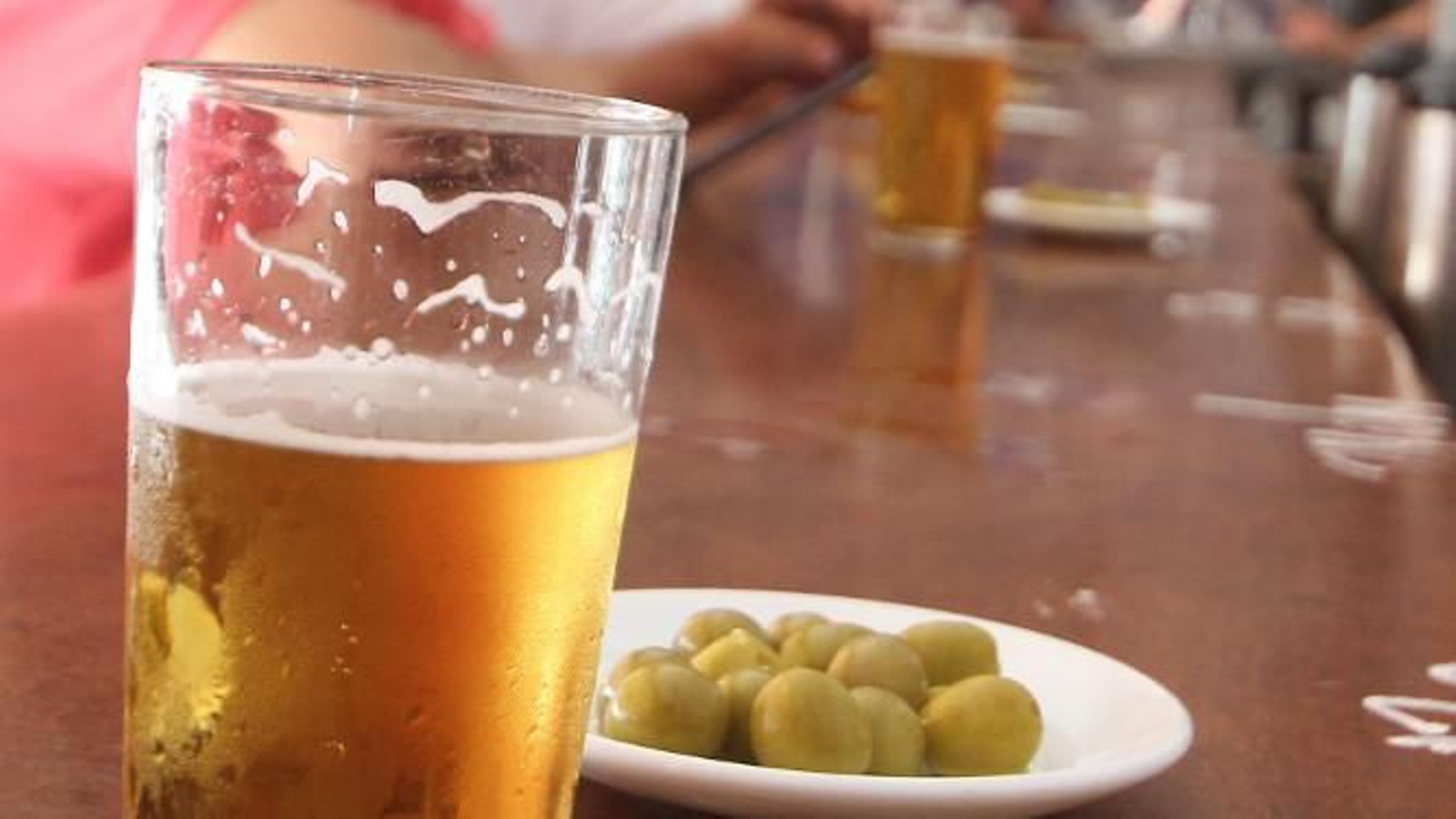 Una cerveza en el mostrador de un bar.