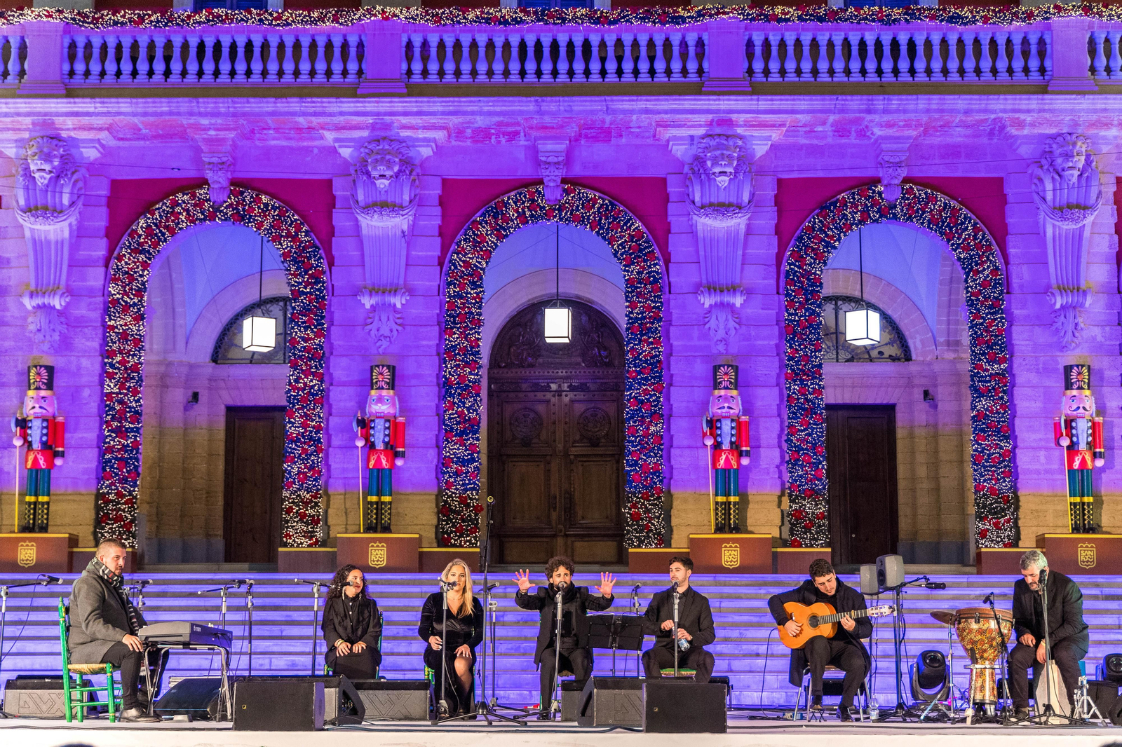 Doble sesión de zambombas navideñas en la plaza del Rey de San Fernando