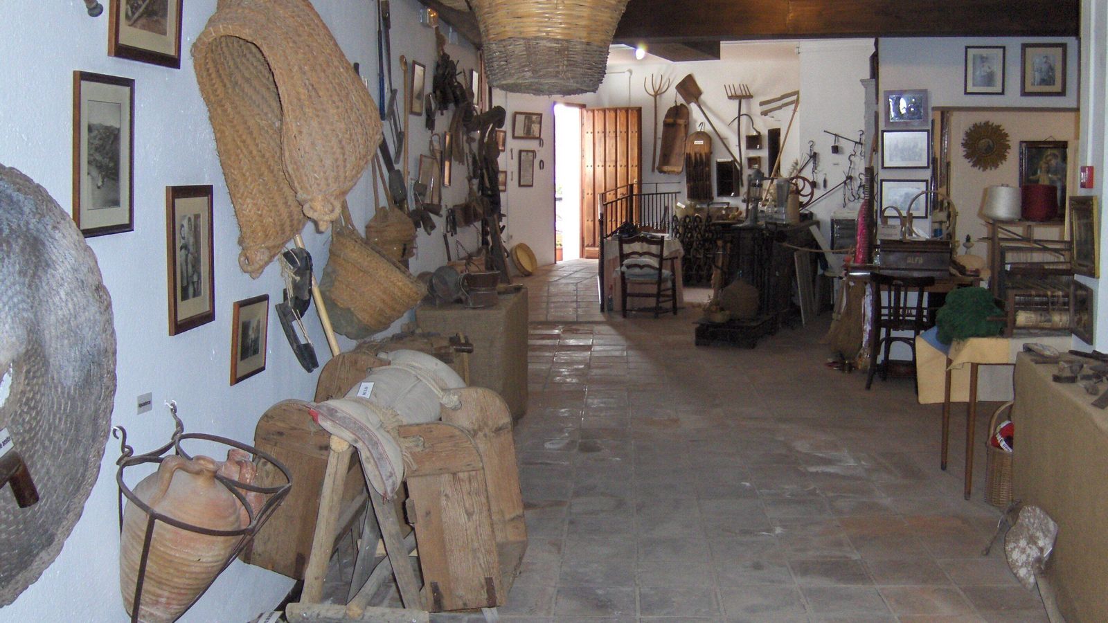Sala de exposición del Museo Municipal de Artes y Tradiciones Populares de Benagalbón.
