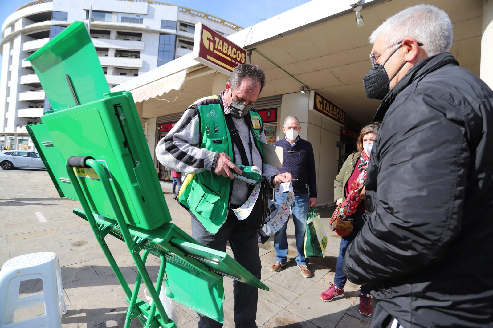 La Policía Local realizó controles en el Mercado del Carmen durante la mañana del sábado