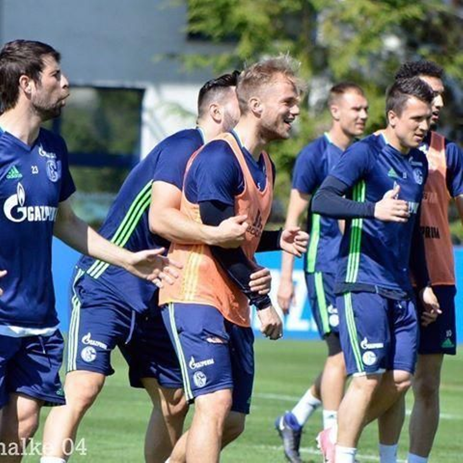 Coke, con Johannes Geis y Konoplyanka en un entrenamiento del Schalke