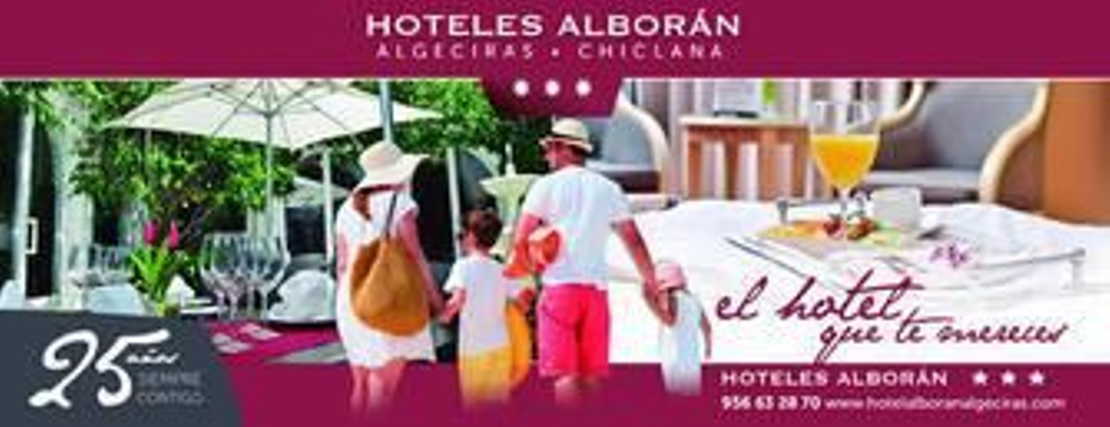 Familiares de Paco de Lucía y autoridades se hacen una foto de familia delante de la escultura del guitarrista algecireño.