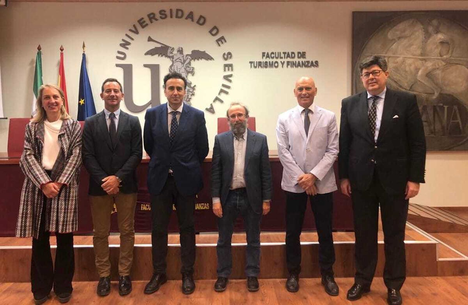 María Aranzazu Muñoz, vicedecana de Prácticas y Calidad de la Facultad de Turismo y Finanzas de la US; Manuel Dorado, responsable de Educación Financiera de la Fundación Unicaja; José María López, director de Sostenibilidad y RSC de Unicaja Banco y Coordinador del Proyecto Edufinet; Cristóbal Casanueva, decano de la Facultad de Turismo y Finanzas de la US; Ignacio Contreras, de la Delegación Andaluza del Instituto Español de Analistas Financieros; e Ignacio Fernández-Montes, presidente de la Delegación Andaluza del Instituto Español de Analistas Financieros (IEAF-FEF).