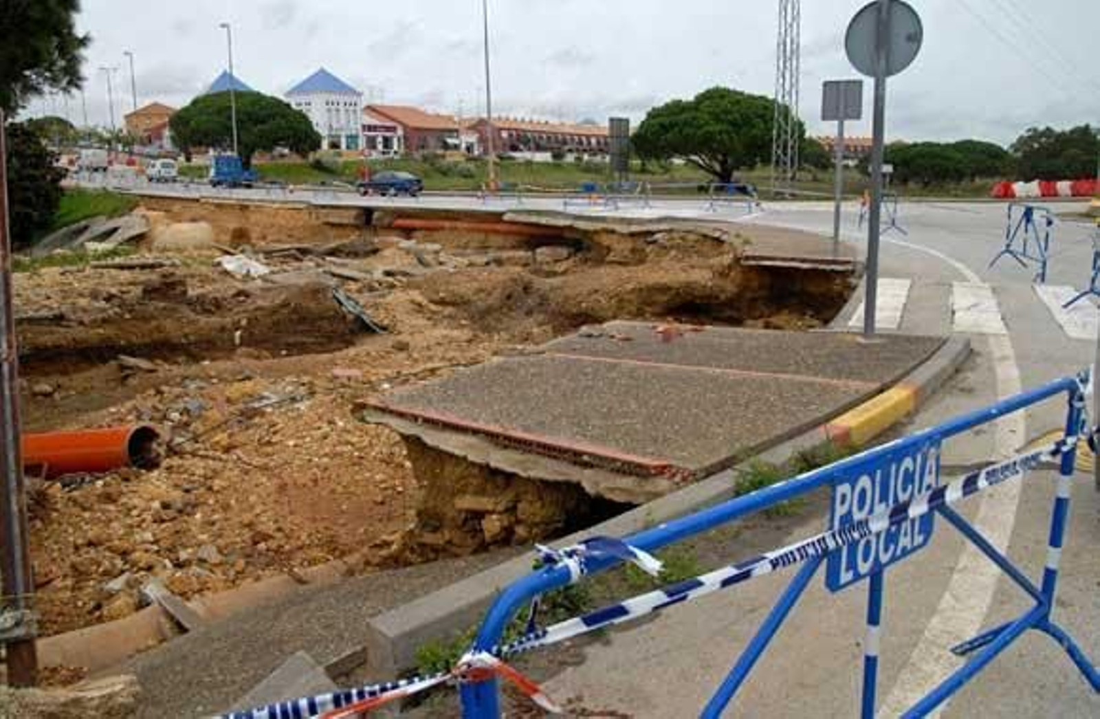 Los vecinos de Chiclana chapotean aún sobre los restos del diluvio del sábado y siguen achicando agua

Foto: Paco Periñán