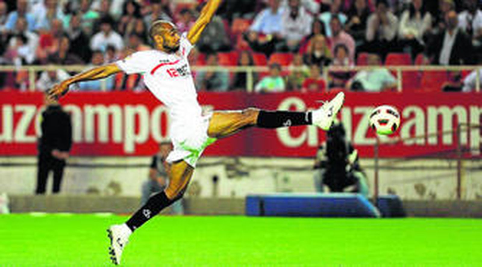 Kanouté, autor de dos goles de su equipo desde el punto de penalti, trata de controlar el esférico en esta acrobática postura.