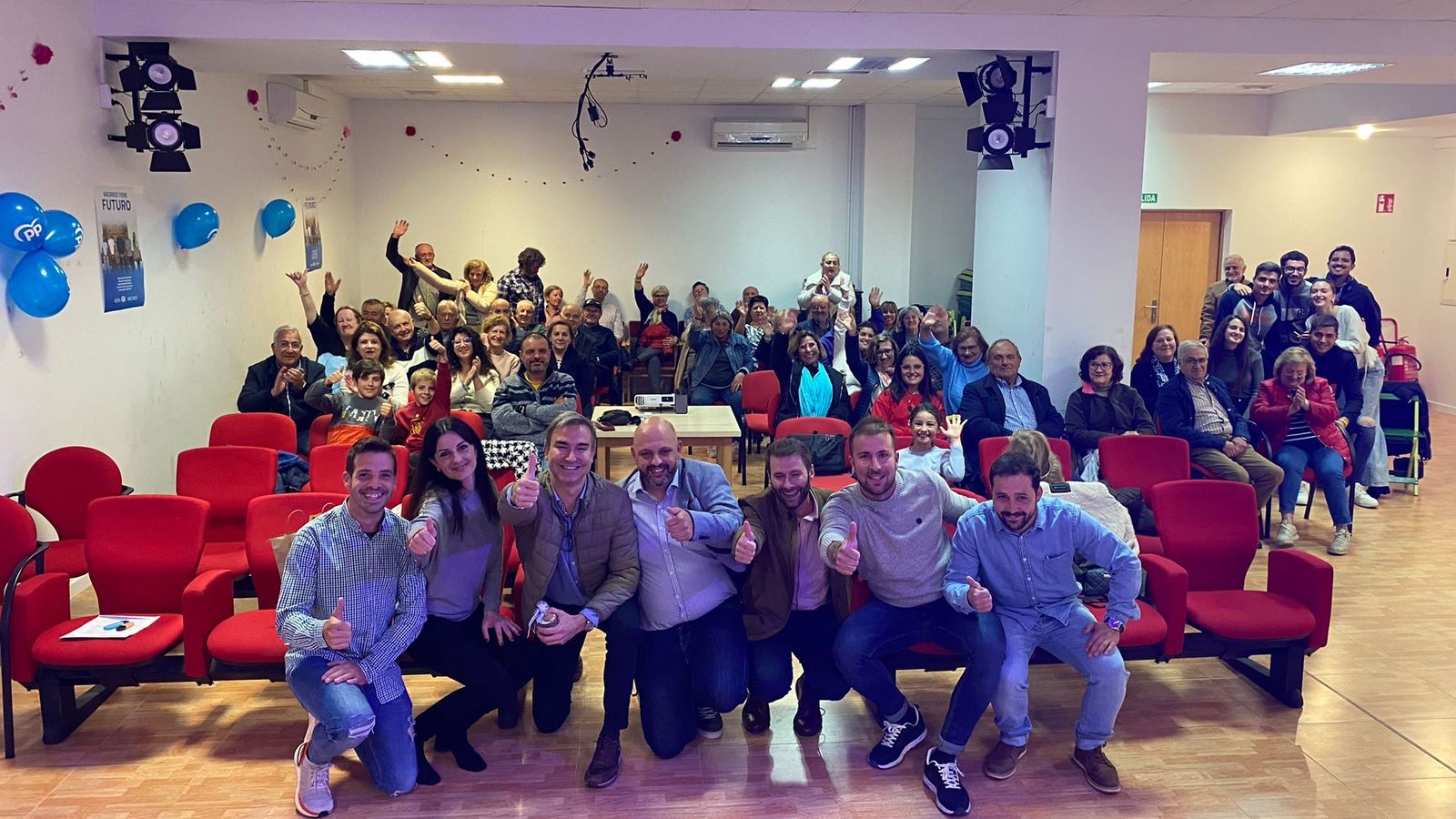 Los vecinos de Bacares llenan el salón de actos para escuchar las propuestas de los jóvenes que lideran la candidatura del Partido Popular en estos comicios