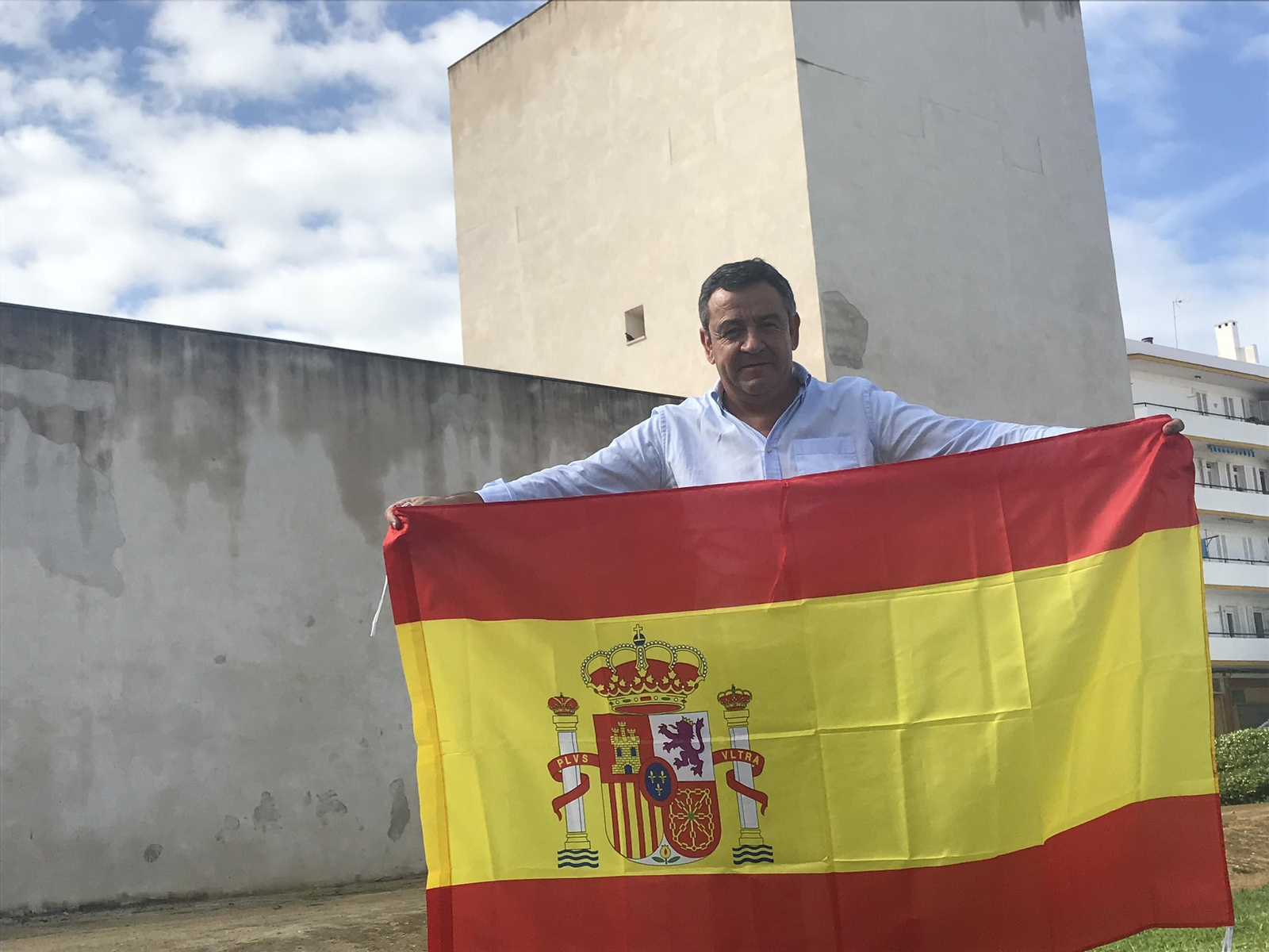 José Loaiza, presidente del PP isleño, reclama la colocación de la bandera de España en el Castillo de San Romualdo.