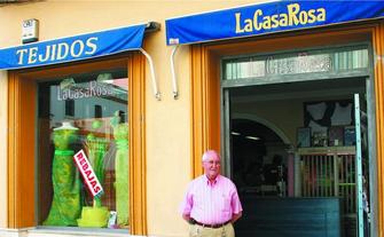 Manuel Rosado, el pasado martes a las puertas de su establecimiento situado en la calle Santa María.