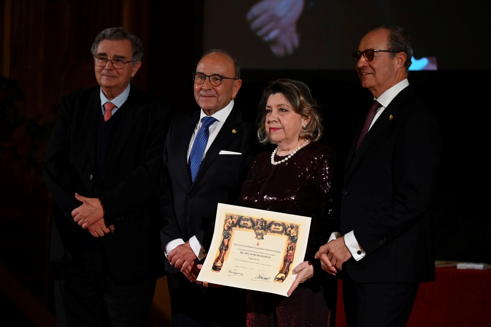 Ls imágenes de la entrega de insignias y la Medalla de Oro del Real Círculo de la Amistad de Córdoba