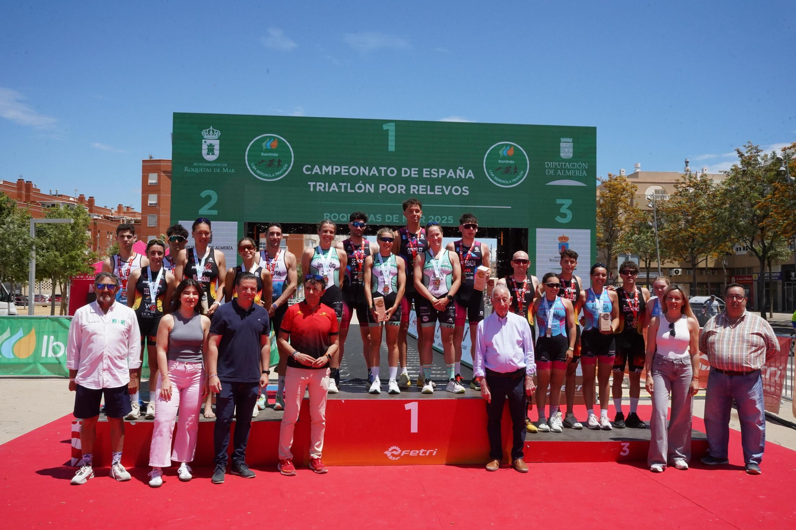 Uno de los podios del Campeonato de España de Triatlón por Relevos celebrado en Roquetas de Mar. Uno de los podios del Campeonato de España de Triatlón por Relevos celebrado en Roquetas de Mar.