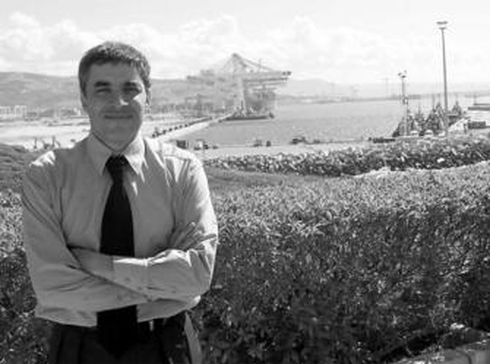 Youssef Bencheqroun, durante la entrevista en el nuevo puerto de Tánger, situado al fondo.